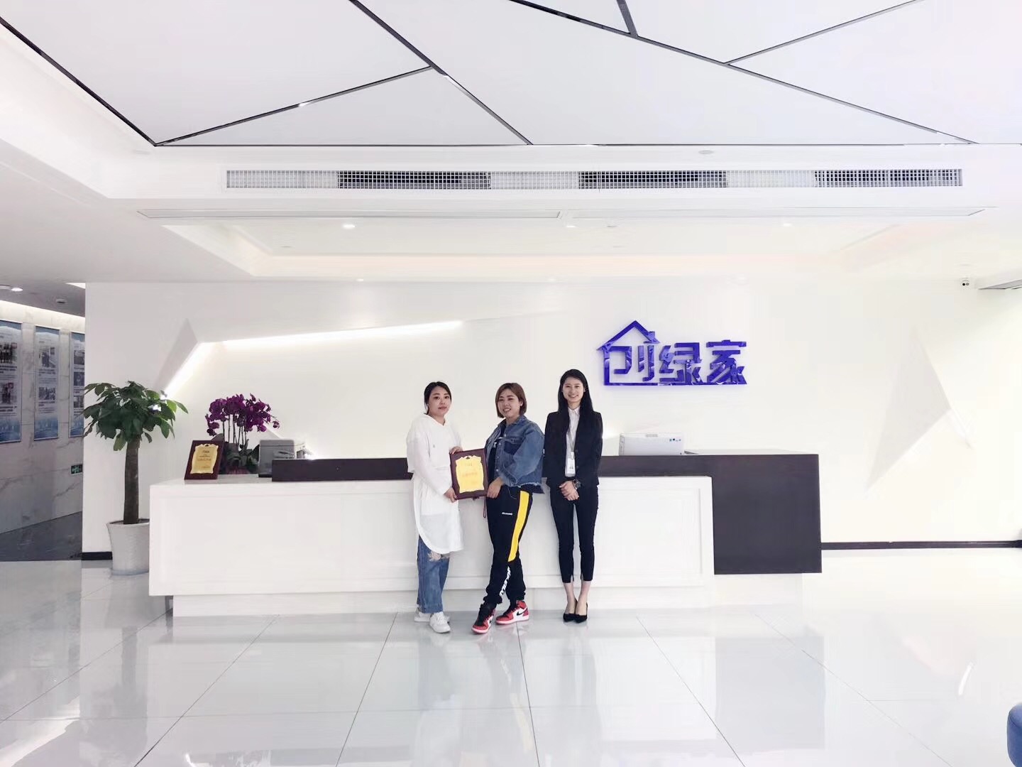 熱烈祝賀劉總姐妹簽約創綠家撫州市縣級代理！