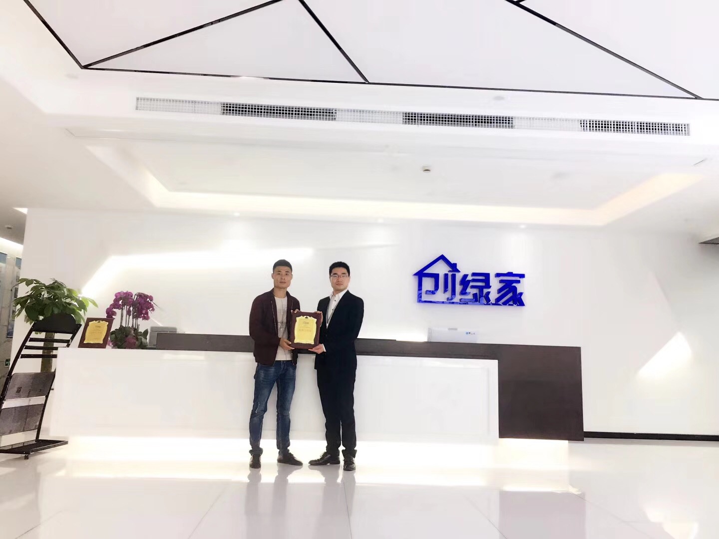 熱烈祝賀吳總簽約創綠家婁底市區級代理！